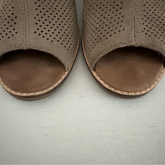 Toms Majorca Taupe Suede Perforated Peep Toe Booties Size 8.5 - Picture 2 of 12